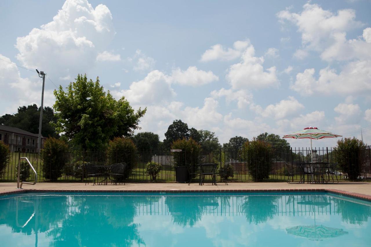 Red Roof Inn & Suites Jackson, Tn Exterior photo