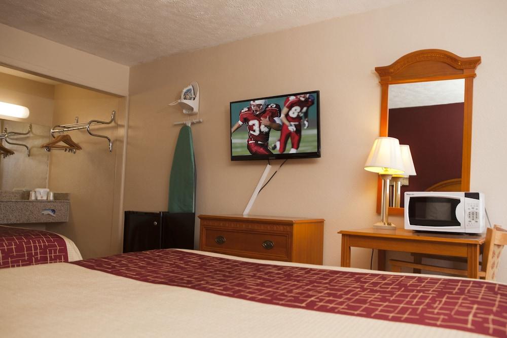 Red Roof Inn & Suites Jackson, Tn Exterior photo